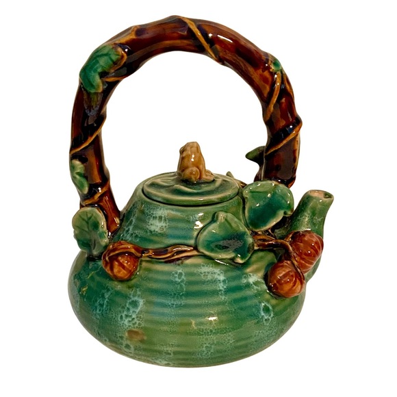 Vintage unique Majolica teapot with green glaze, hazelnuts, and frog. - Picture 4 of 8